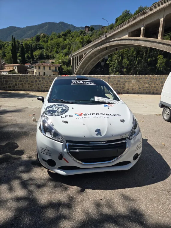 les Réversibles sponsorisent une voiture de rallye prometteuse dans la vallée de la Vésubie, Nice, LES RÉVERSIBLES
