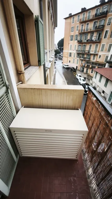 Installation d'un cache déco clim à Nice, Nice, LES RÉVERSIBLES