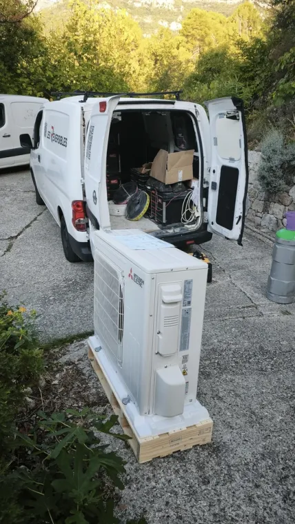 Installation d'un monosplit Mitsubishi Electric AY pour un grand salon sur Tourrettes-sur-Loup, Nice, LES RÉVERSIBLES