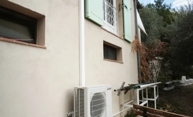 Installation d'un monosplit Mitsubishi Electric AY pour un grand salon sur Tourrettes-sur-Loup, Nice, LES RÉVERSIBLES